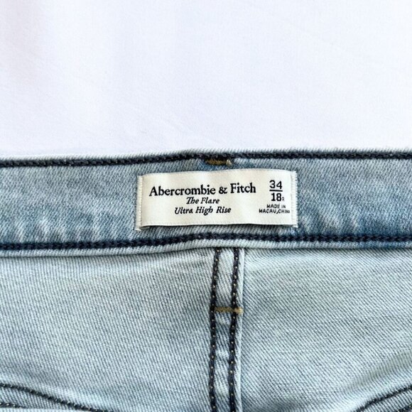 ABERCROMBIE & FITCH THE FLARE ULTRA HIGH RISE JEANS IN LIGHT WASH - 34 - Picture 5 of 9